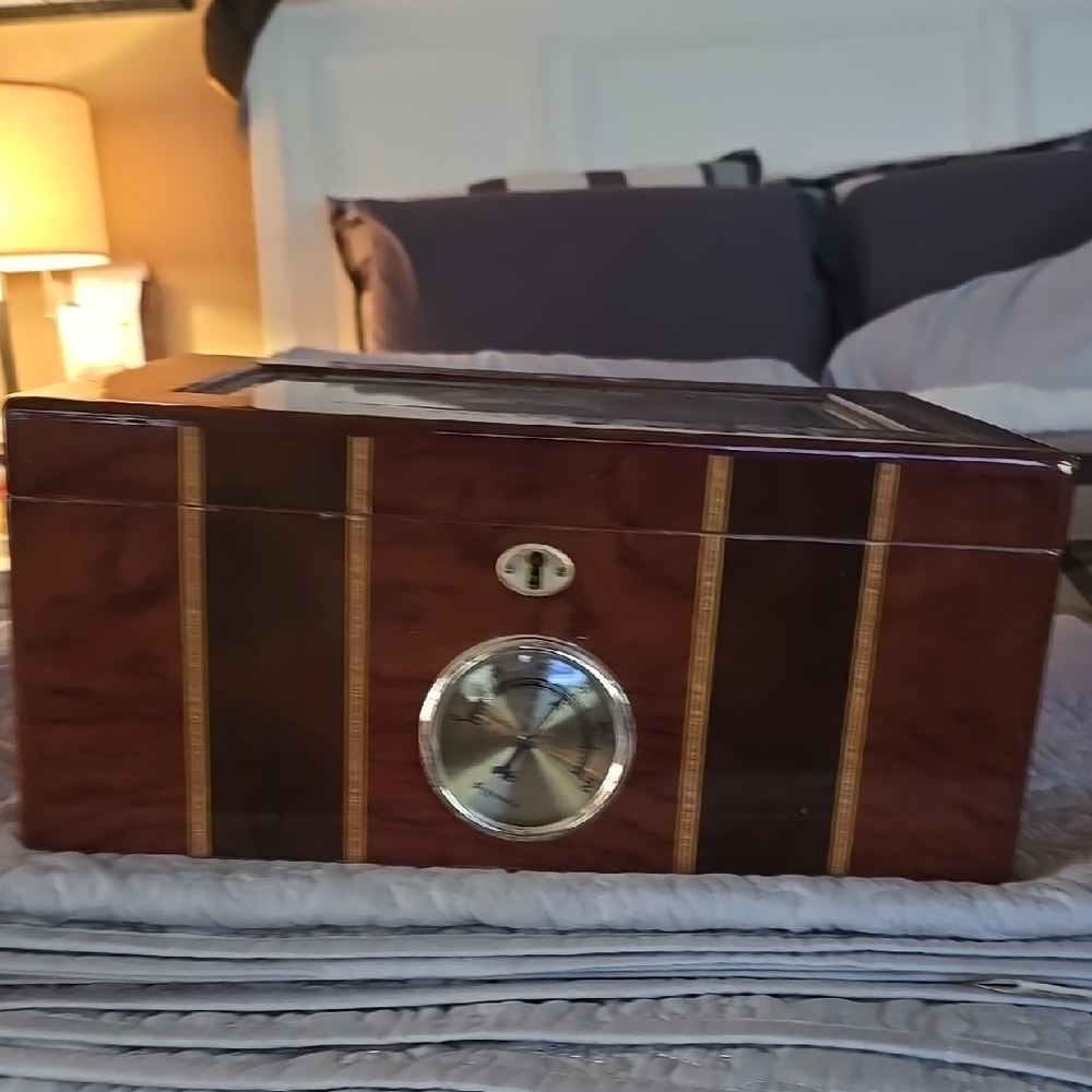 Elegant Wooden Humidor with Hygrometer